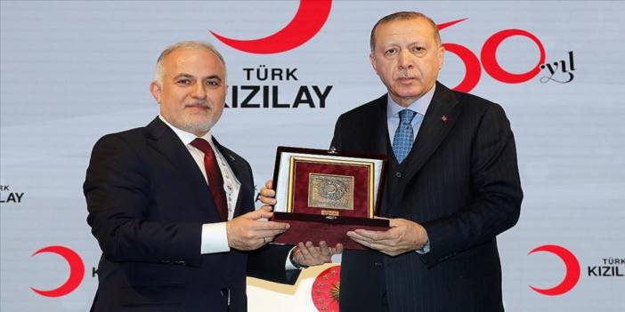 Kızılay'ın skandalları bitmiyor: Yurttaş enkaz altındayken iki TIR dolusu giysi satmış