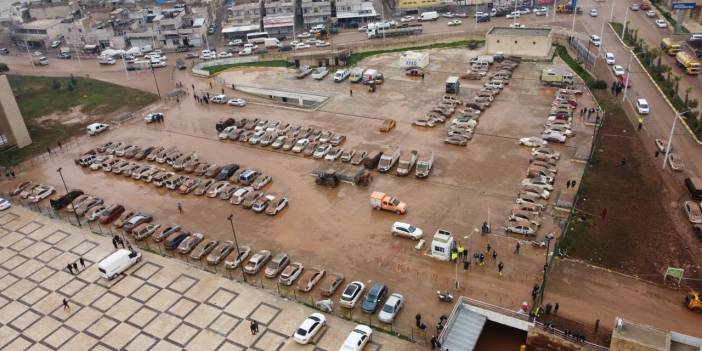 Şanlıurfa'da su basan otoparktaki 170 araç çıkarıldı, kayıp TIR şoförü aranıyor
