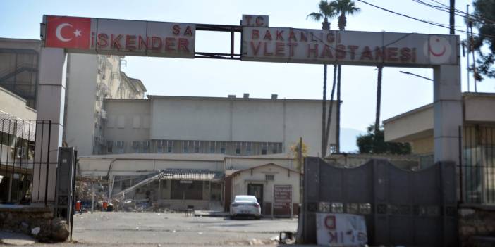 Yıkılan hastanenin müteahhidi ve fenni mesul hakkında yakalama kararı