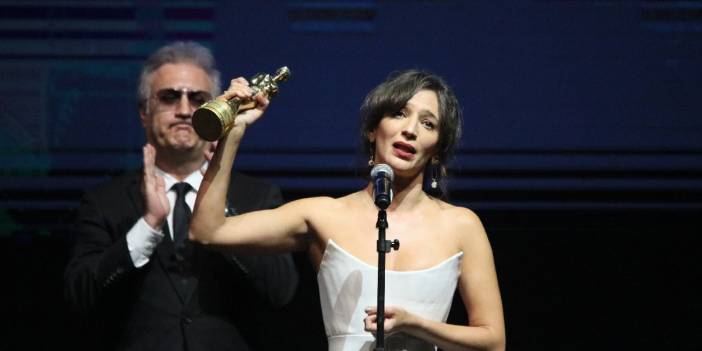 Nihal Yalçın da 'seccade' tartışmasına dahil oldu: On binlerce insanın üzerine bastınız