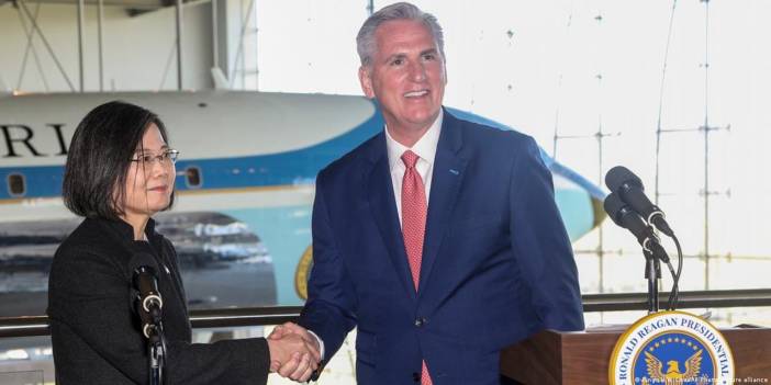 Çin, Tayvan yakınlarına savaş gemisi konuşlandırdı