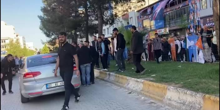CHP konvoyundaki araca, Adıyaman'da tekmeli küfürlü saldırı