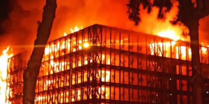 İzmir Narlıdere'de bulunan Folkart'ta büyük bir yangın çıktı