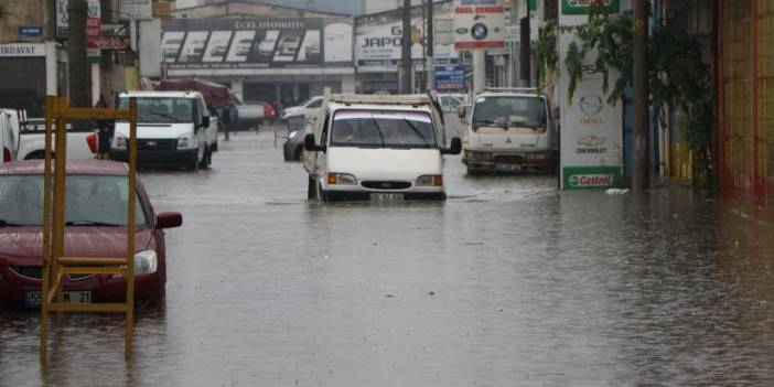 Samsun’da cadde ve sokaklar göle döndü; 5 ilçede eğitime ara verildi