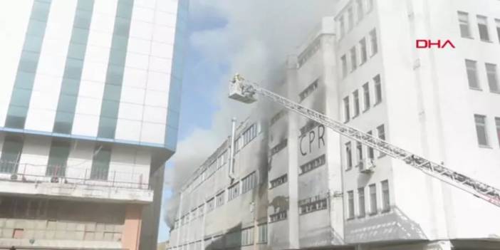 İkitelli'deki sanayi bölgesinde çıkan yangında mahsur kalan 8 yabancı uyruklu çalışan kurtarıldı