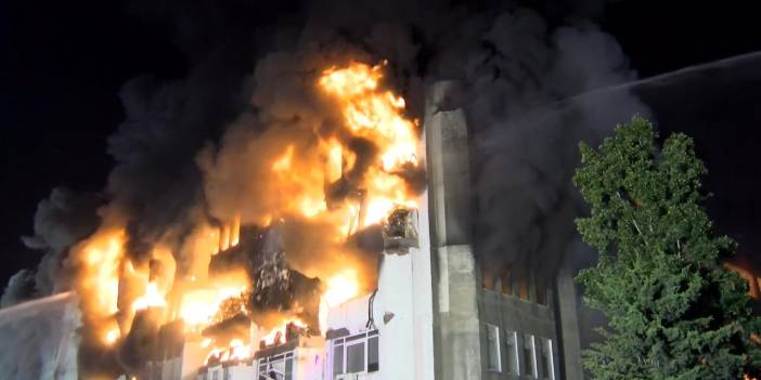 İkitelli Organize Sanayi bölgesinde yangın; müdahale sırasında duvarlar yıkıldı