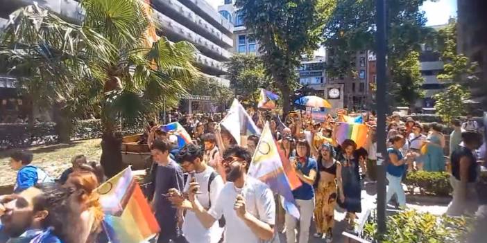 İstanbul'daki Onur Yürüyüşü'nde iki gözaltı