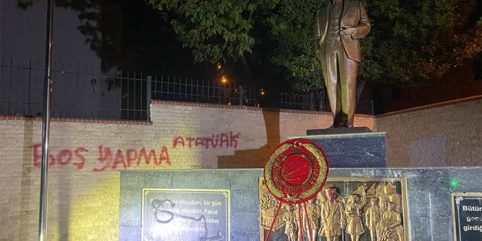İzmir'de Atatürk heykeline saldırı: Küfür yazıldı, imzası karalandı