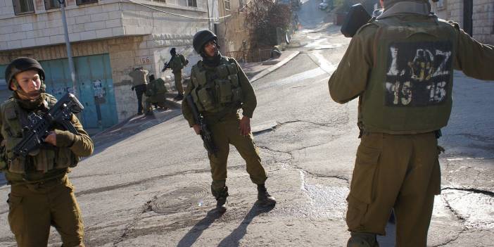 Batı Şeria'da gece baskınları: İsrail, çok sayıda Filistinliyi gözaltına aldı