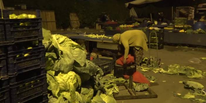 Başkentin göbeğinde vatandaşlar pazarda yerlere atılan sebzeleri topluyor: Aç kalınca mecbur alıyorsun, gurur fayda etmiyor