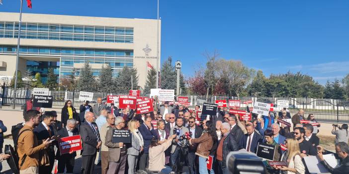 Sansür yasası AYM'de, gazeteciler nöbette: 'Boyun eğmeyeceğiz'