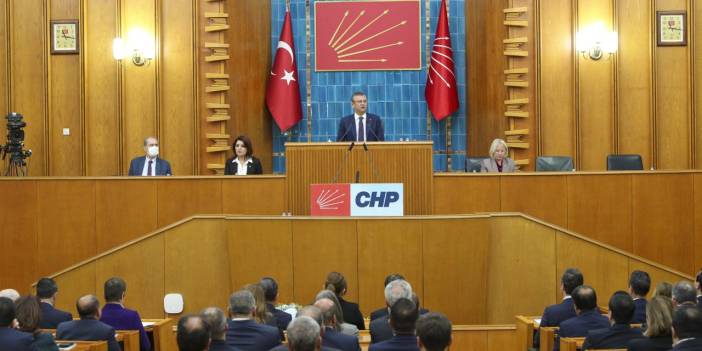 Özgür Özel'den ilk grup toplantısında Erdoğan'a mesaj: Seninle birlikte anayasayı çiğnemeye kalkarsam gözüm çıksın