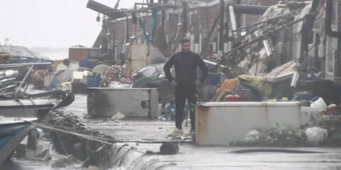 İstanbul'da fırtına: Avcılar'da balıkçı barınağı su altında kaldı
