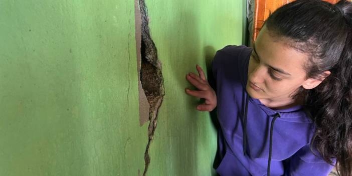 Hakkari'deki depremlerin ardından 28 ev ve 1 ahırda çatlaklar oluştu