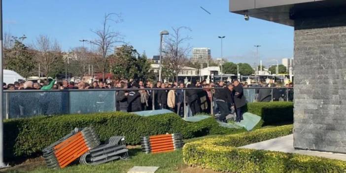 Taksiciler zammı az buldu, UKOME binasına saldırdı