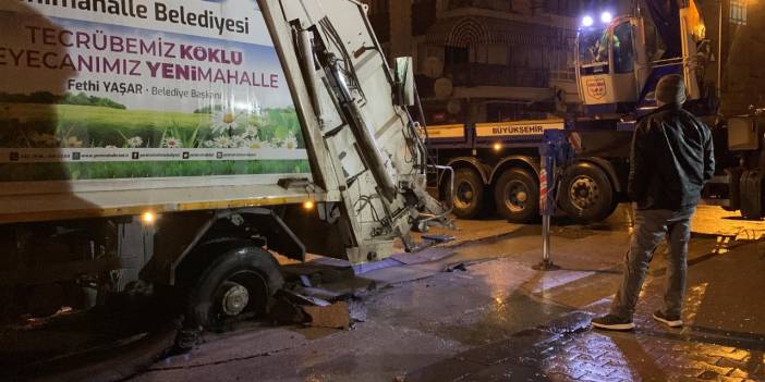 Ankara'da yağmurda yol çöktü, çöp kamyonu lastiği çukura düştü