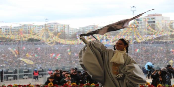 Diyarbakır'da Newroz kutlanıyor: Ateşi Barış Anneleri yaktı