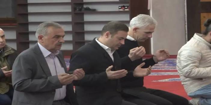 Balıkesir, 74 yıl sonra CHP'ye geçti: Ahmet Akın şükür namazı ile güne başladı