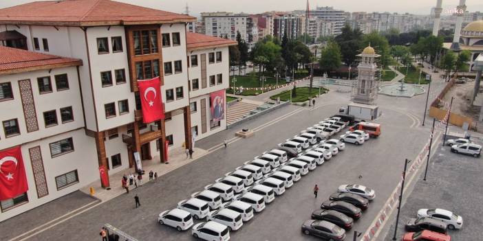 Lüks makam odasıyla gündem olan Yunusemre Belediyesi'nin ihtiyaç fazlası araçları sergilendi