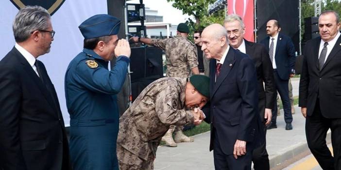 Özel Harekat Başkanı Karadeniz, Bahçeli’nin elini öptü