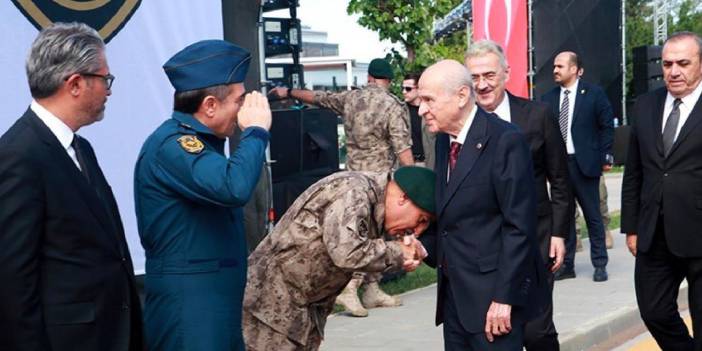 PÖH Başkanı'nın Bahçeli'nin elini öpmesi: 15 Temmuz'dan ders almamışlar