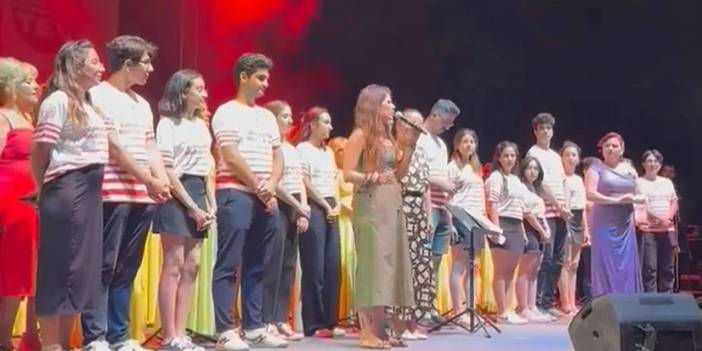 Yunan sanatçının Vandi'nin Çeşme konserinde "bayrak" krizi