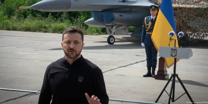 Zelenskiy Ukrayna'ya ulaşan ilk F-16'ları törenle tanıttı