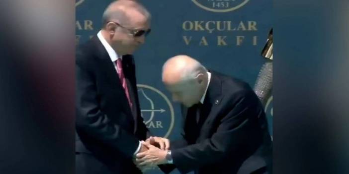 Bahçeli, Erdoğan'ın elini öpmek için eğildi