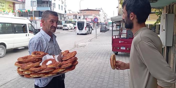 Simitçi: İki emekli bir simiti bölüşüp yiyorlar