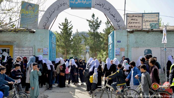 Okulları kız öğrencilere açmayan Taliban'a kınama