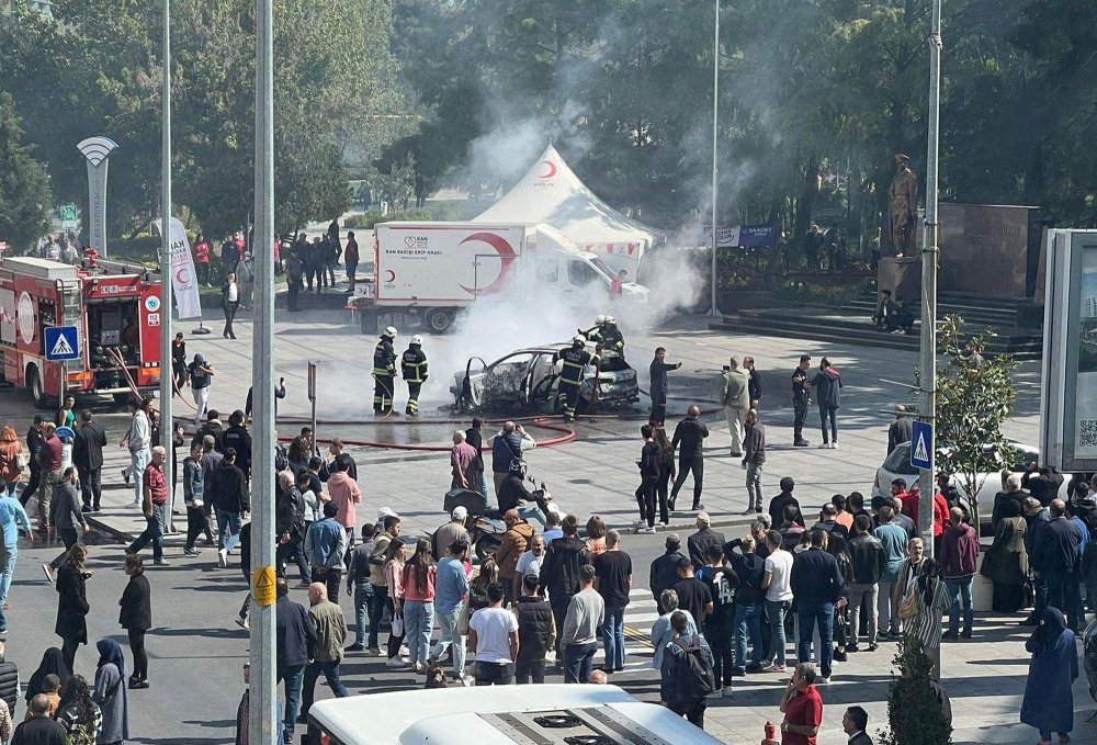 Esnaf, kent meydanında otomobilini yaktı