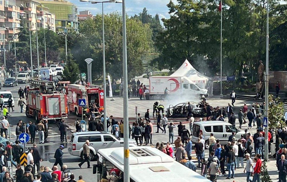 Esnaf, kent meydanında otomobilini yaktı