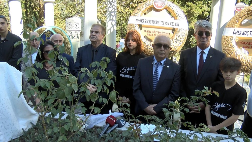 Sanat Güneşi Zeki Müren 26'ncı yılında mezarı başında anıldı