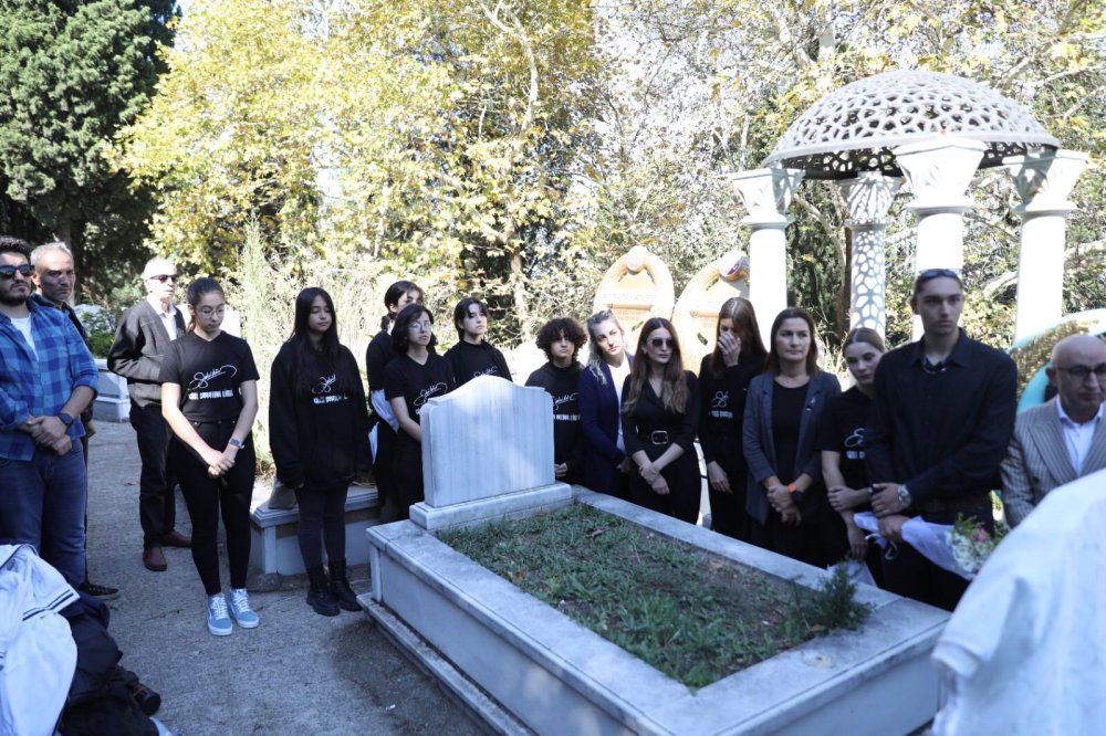 Sanat Güneşi Zeki Müren 26'ncı yılında mezarı başında anıldı