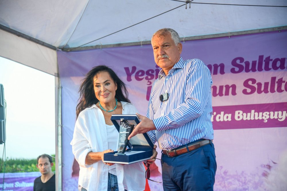 Türkan Şoray, adının verildiği pamuğun hasadına katıldı