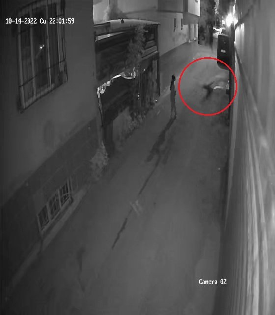 Kadını eşinden kurtarmak için balkona tırmanan polis düşerek hayatını kaybetti