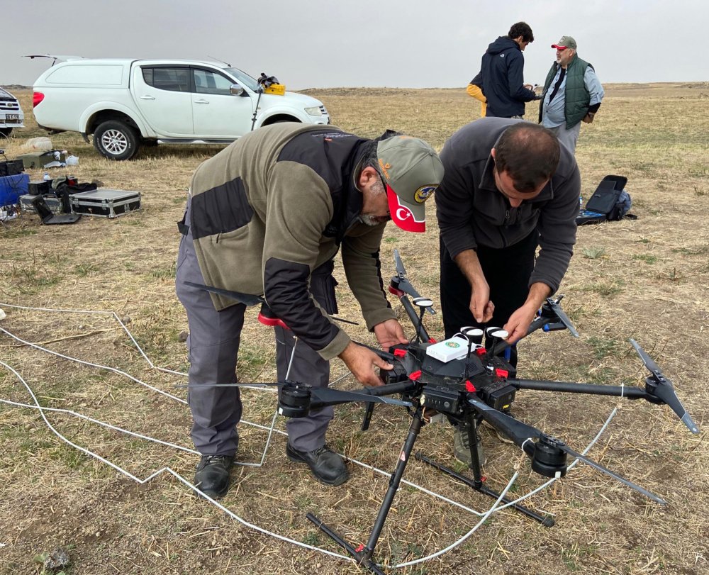 Malazgirt savaş alanını dron ve manyometre yardımıyla arıyorlar