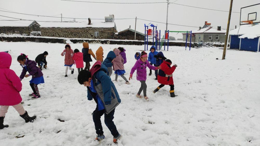 Yılın ilk karı düştü, öğrenciler karın tadını çıkardı