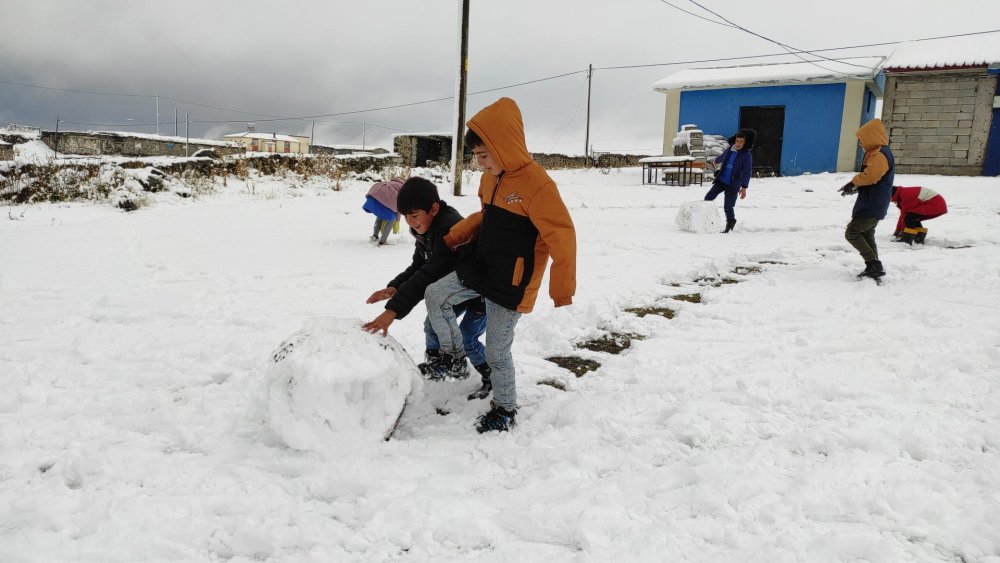 Yılın ilk karı düştü, öğrenciler karın tadını çıkardı