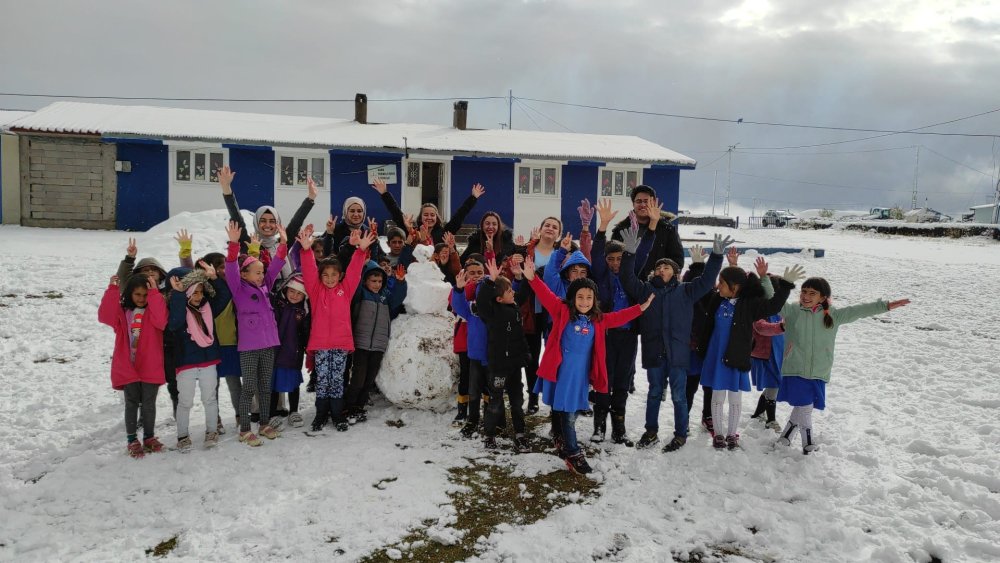 Yılın ilk karı düştü, öğrenciler karın tadını çıkardı