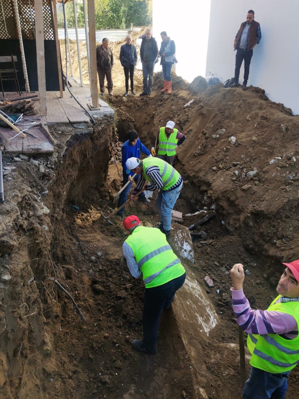 Bahçe duvarı kazısından lahit çıktı