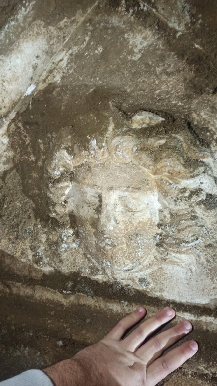 Bahçe duvarı kazısından lahit çıktı