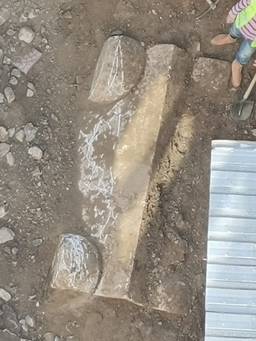 Bahçe duvarı kazısından lahit çıktı