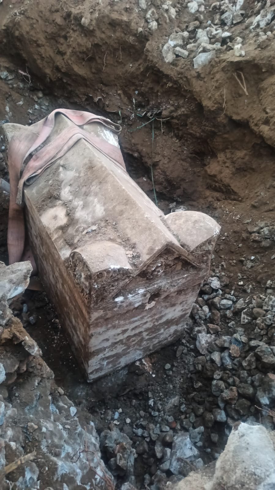 Bahçe duvarı kazısından lahit çıktı