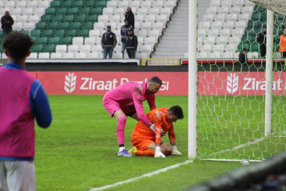 5 gollü maçta gözyaşlarını tutamayan kaleciyi, rakibi teselli etti