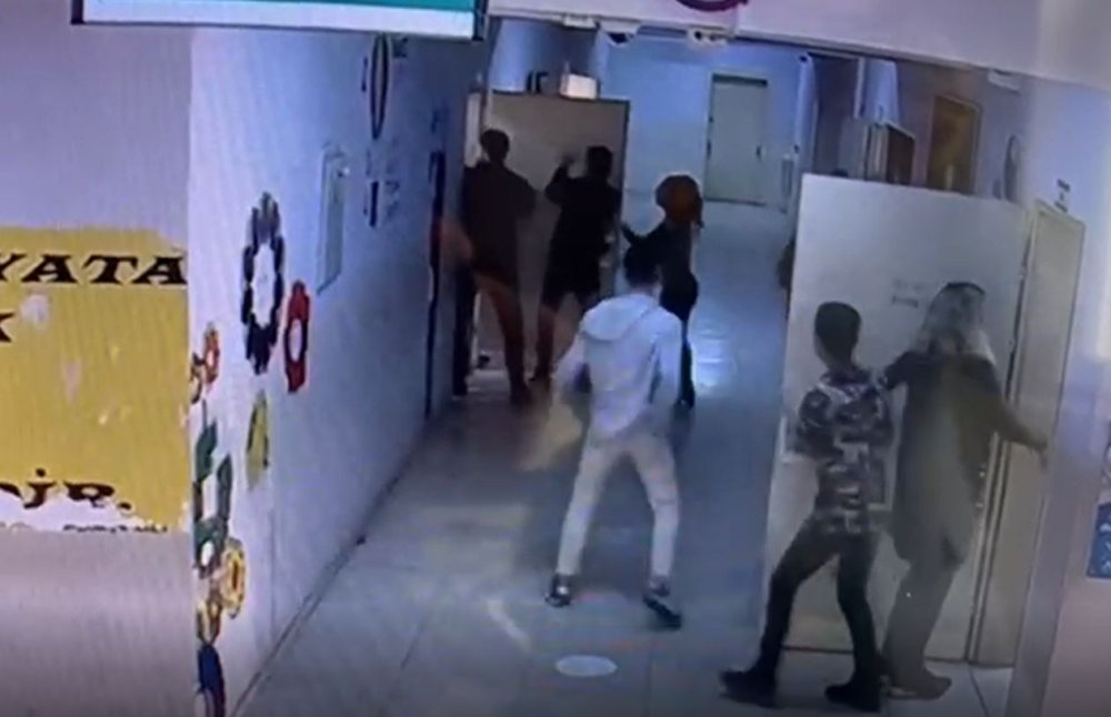 Kopya çeken öğrenciye ceza veren öğretmene ağabey dayağı