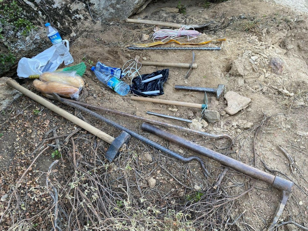 Dinamitle kaçak tarihi eser arayan 4 şüpheliye suçüstü