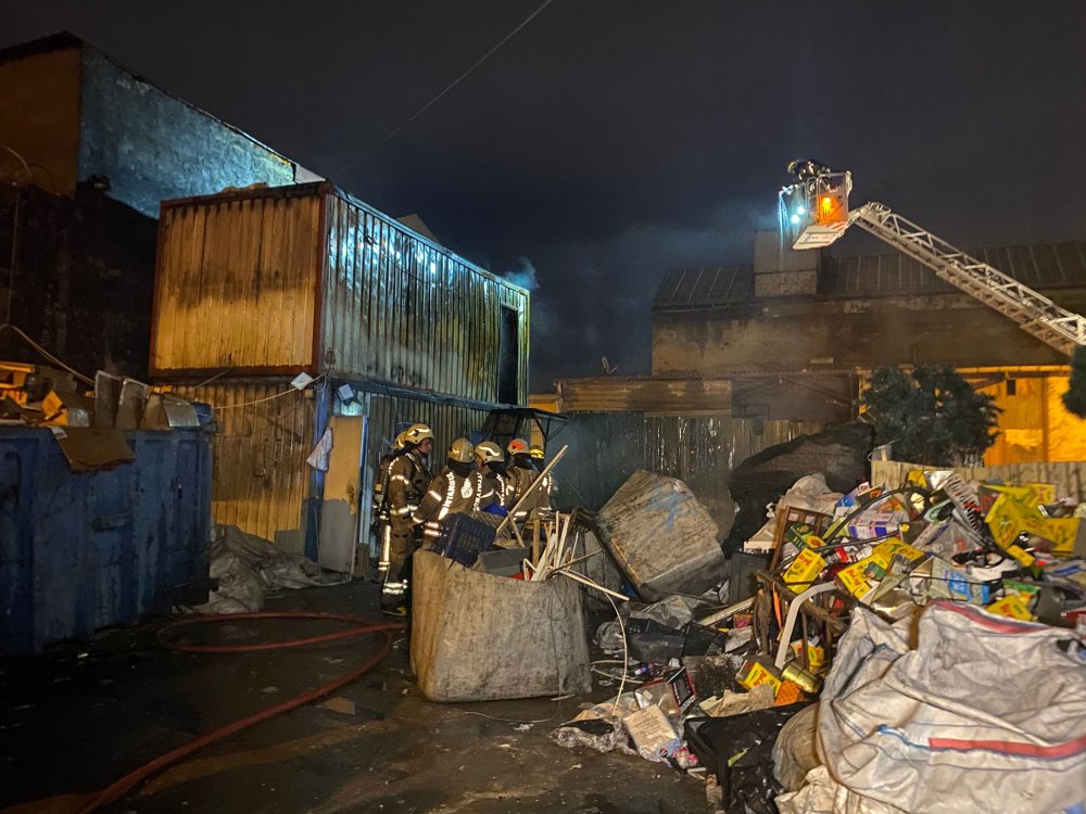 İstanbul'da hurdalıkta işçilerin kaldığı konteynerde yangın