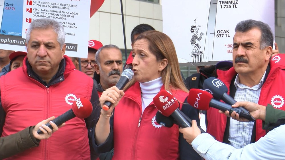 DİSK'ten vergi dairesi başkanlığı önünde açıklama