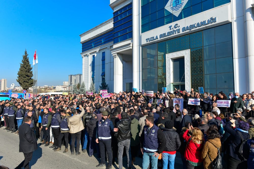 CHP ve İYİ Parti'den Tuzla Belediyesi önünde protesto